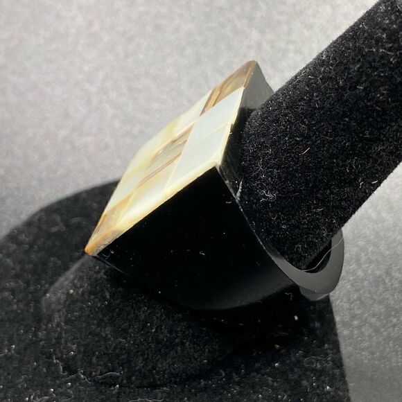 Mother of Pearl abalone ring on plastic base - Picture 9 of 12